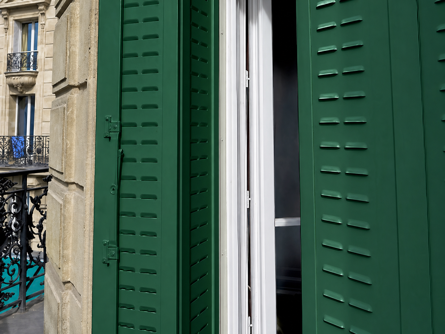 Porticones metálicos verdes RAL 6005 fachada edificio histórico Madrid — IBERADRIA