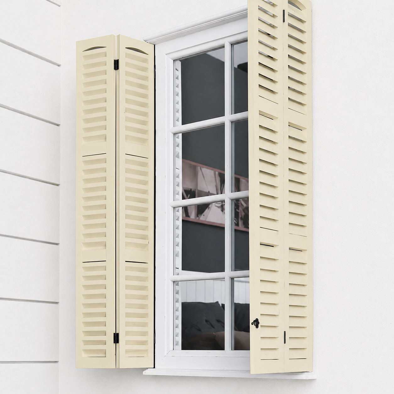 Contraventanas metálicas celosía crema abiertas ventana fachada blanca Barrio Salamanca Madrid — IBERADRIA