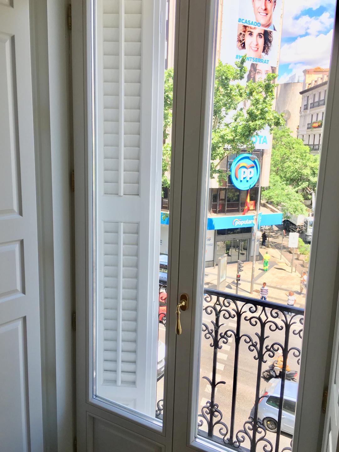 Puerta Balconera Blanca con Mallorquinas