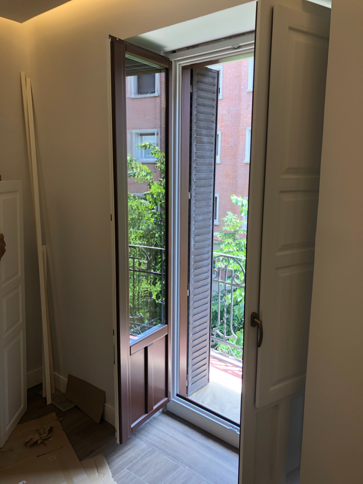 Puerta Balconera Gris con Mallorquinas