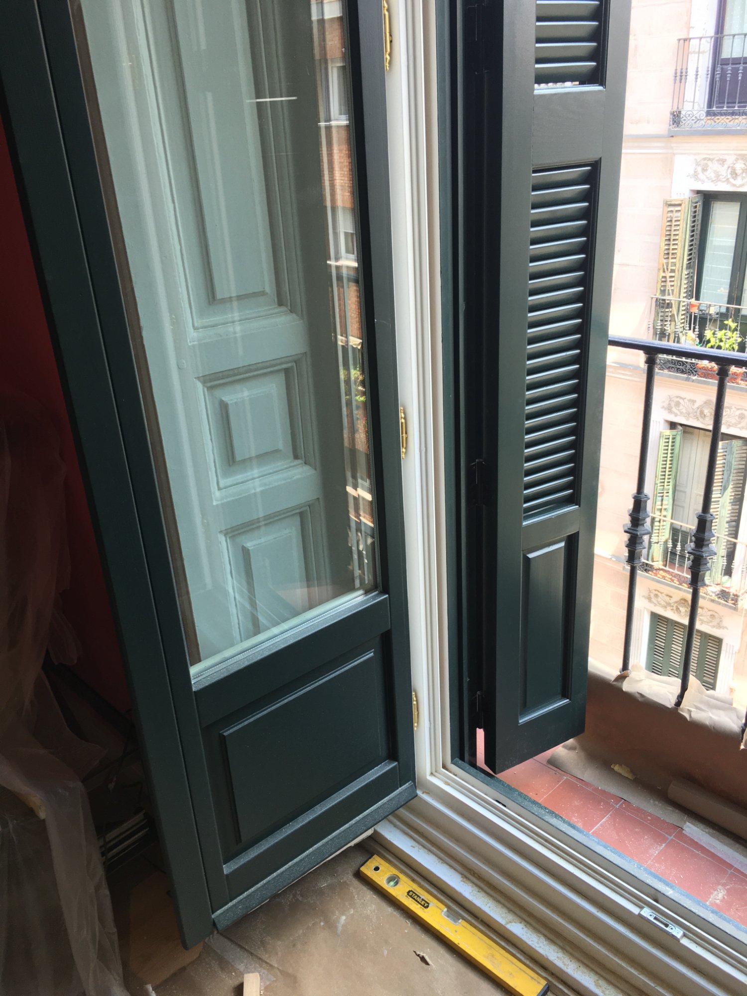 Puerta Balconera Verde con Mallorquinas